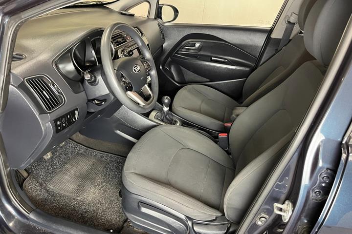Blå Kia Rio fra 2016