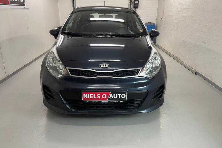 Blå Kia Rio fra 2016