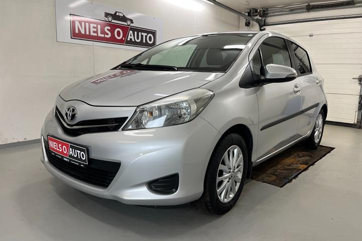 Sølv Toyota Yaris fra 2012 set udefra