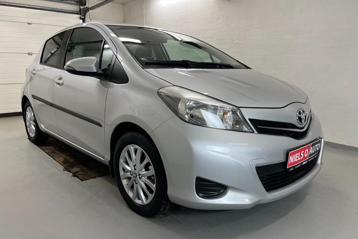 Sølv Toyota Yaris fra 2012