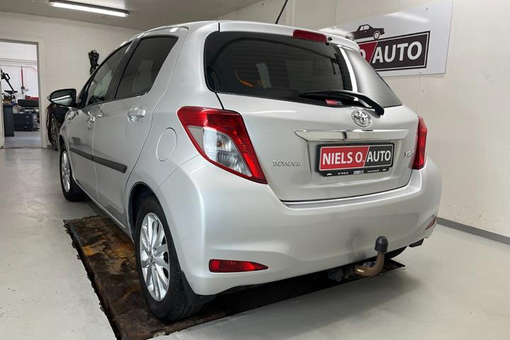 Sølv Toyota Yaris fra 2012