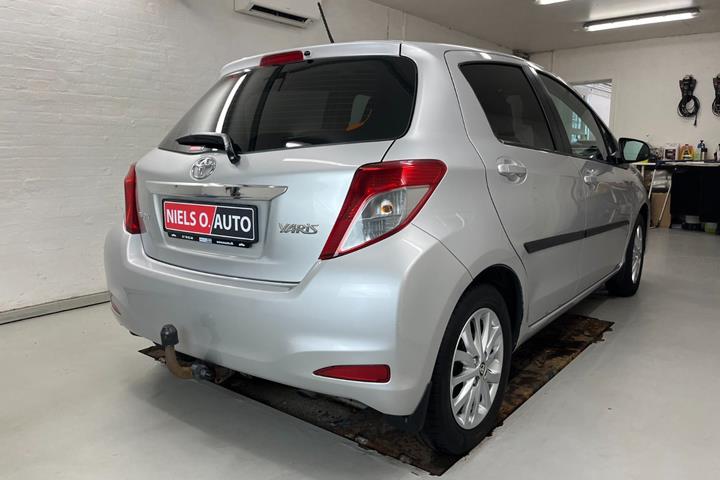 Sølv Toyota Yaris fra 2012