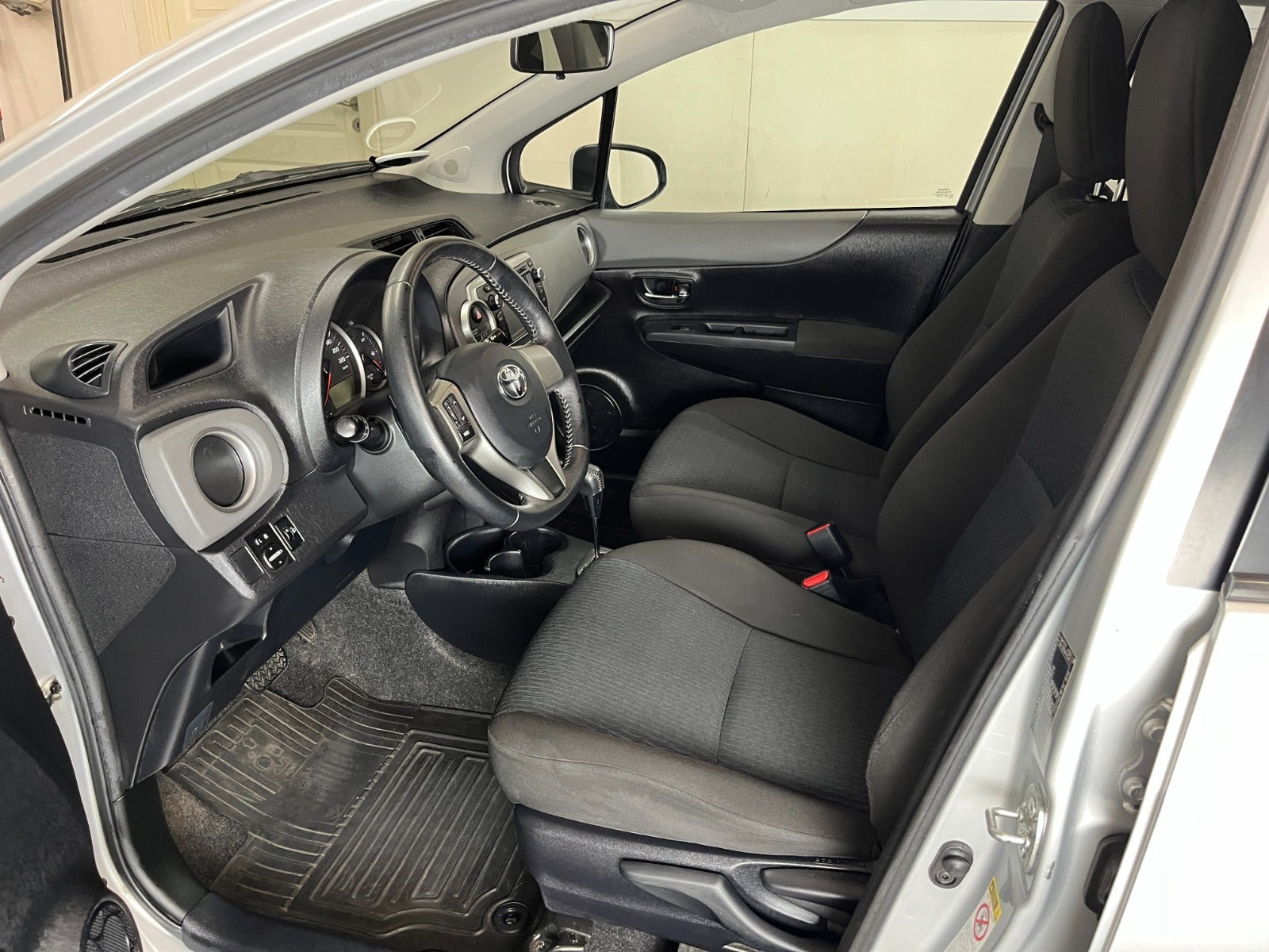 Sølv Toyota Yaris fra 2012