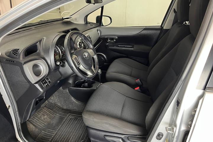 Sølv Toyota Yaris fra 2012