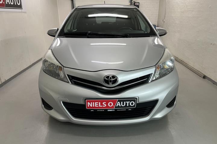 Sølv Toyota Yaris fra 2012