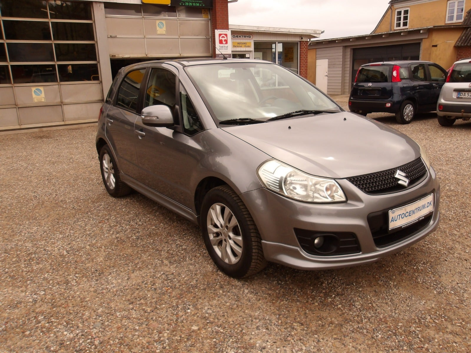 Grå Suzuki SX4 fra 2012