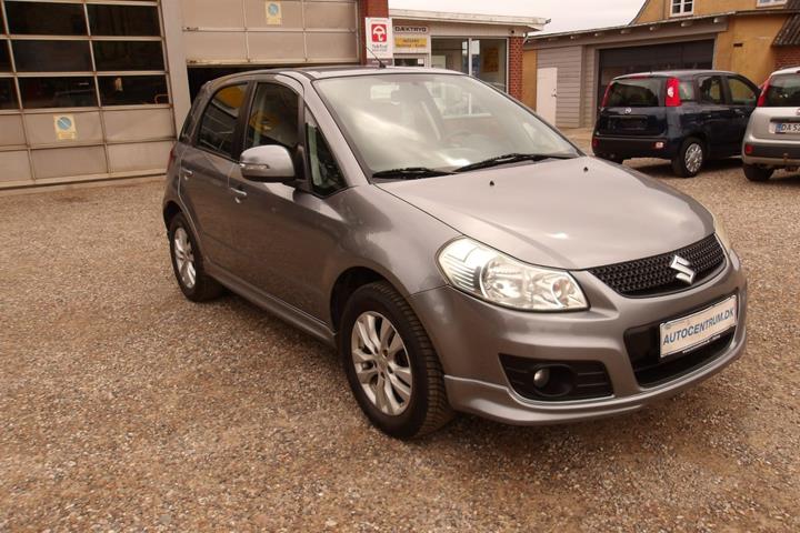 Grå Suzuki SX4 fra 2012
