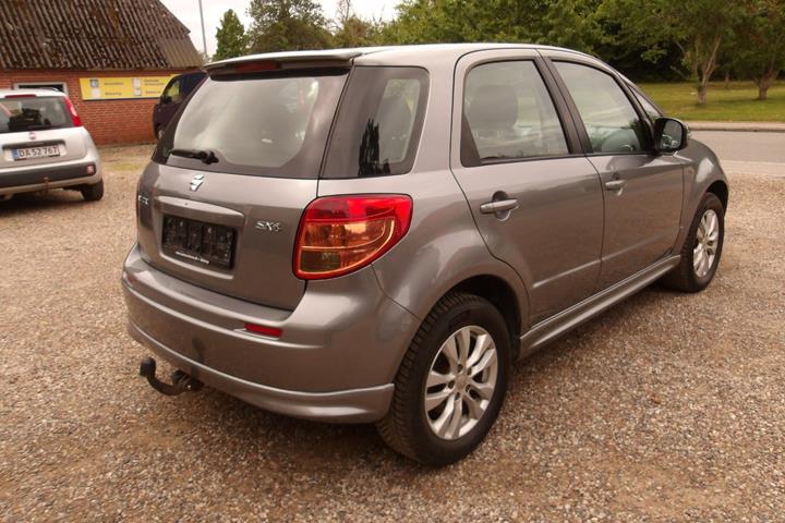 Grå Suzuki SX4 fra 2012