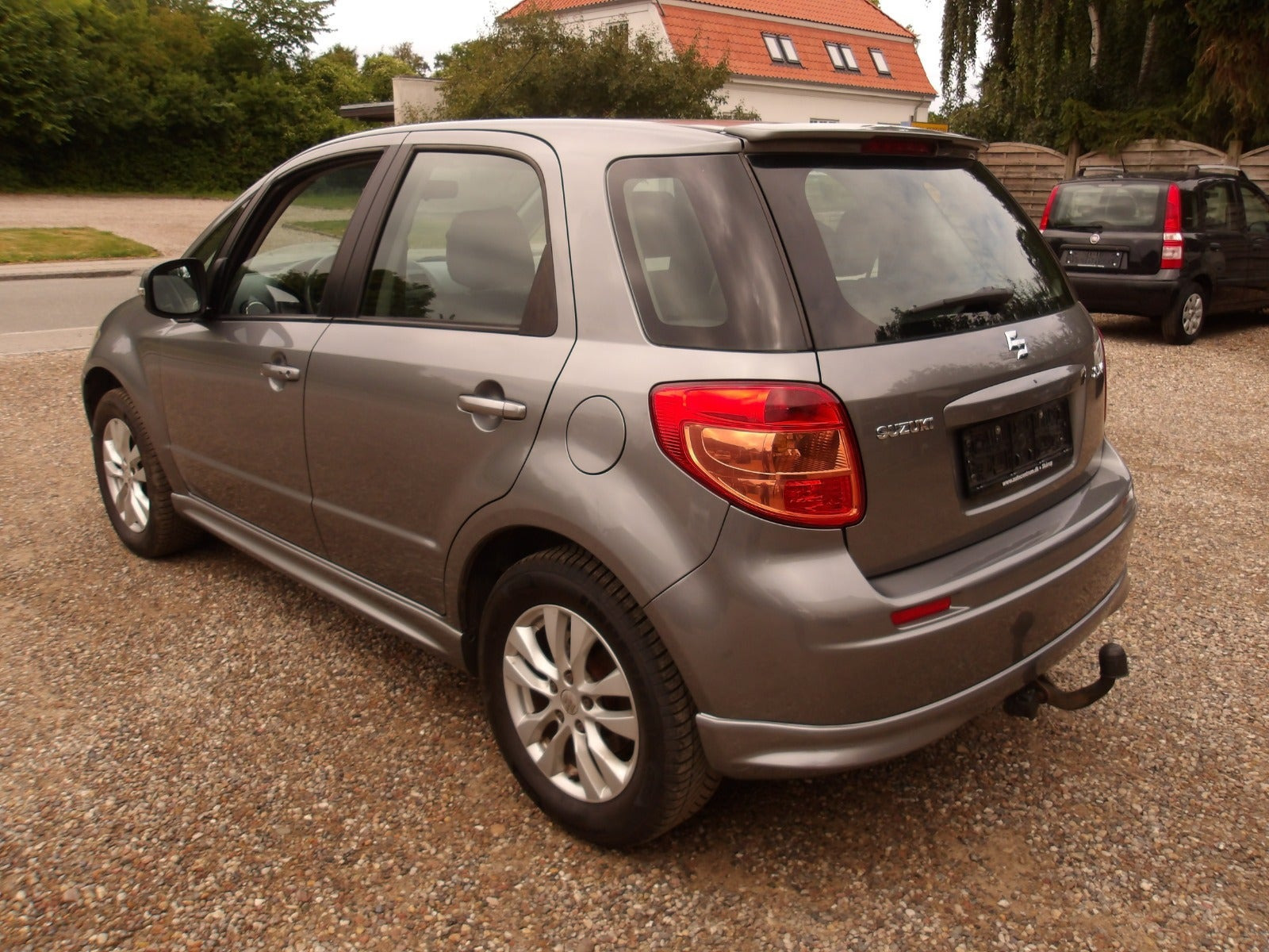 Grå Suzuki SX4 fra 2012