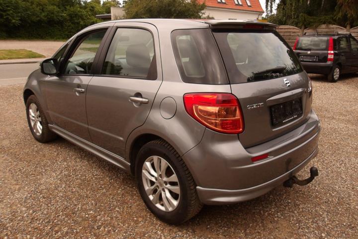 Grå Suzuki SX4 fra 2012