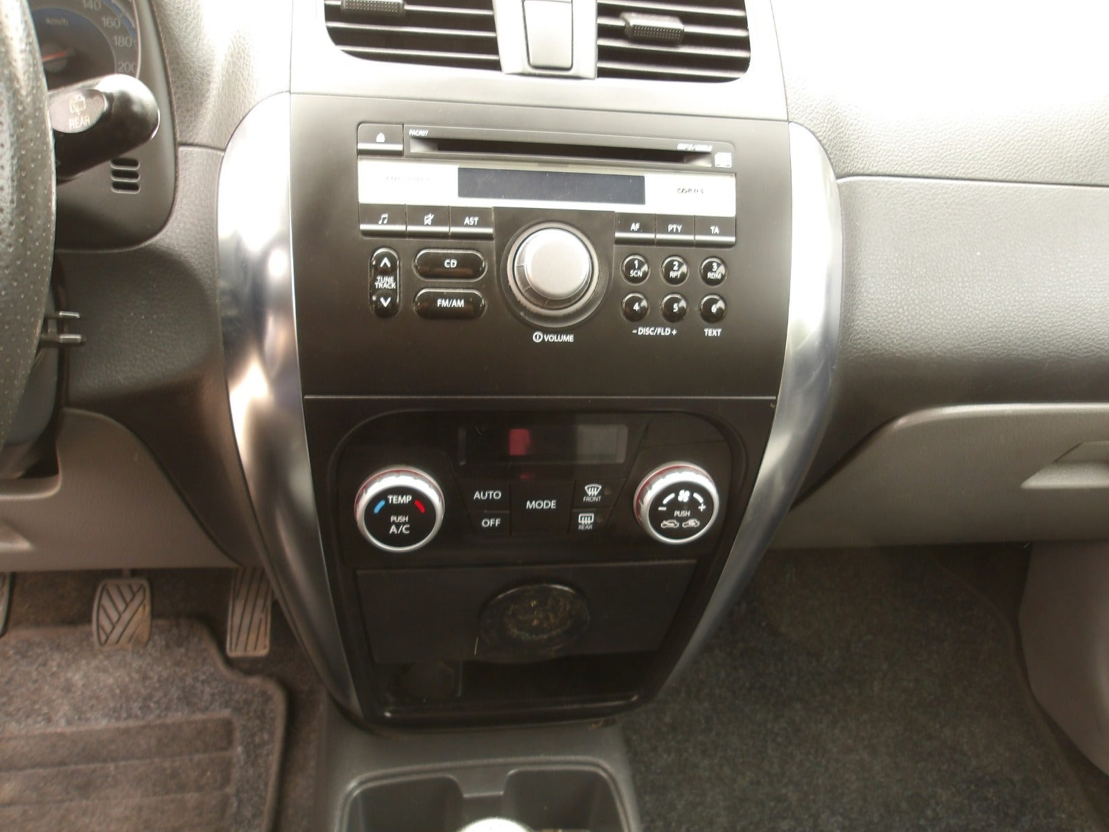 Grå Suzuki SX4 fra 2012