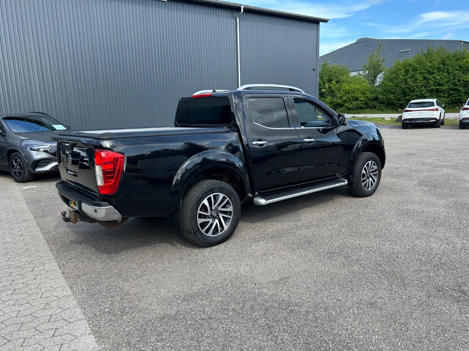 Sort Nissan Navara fra 2016