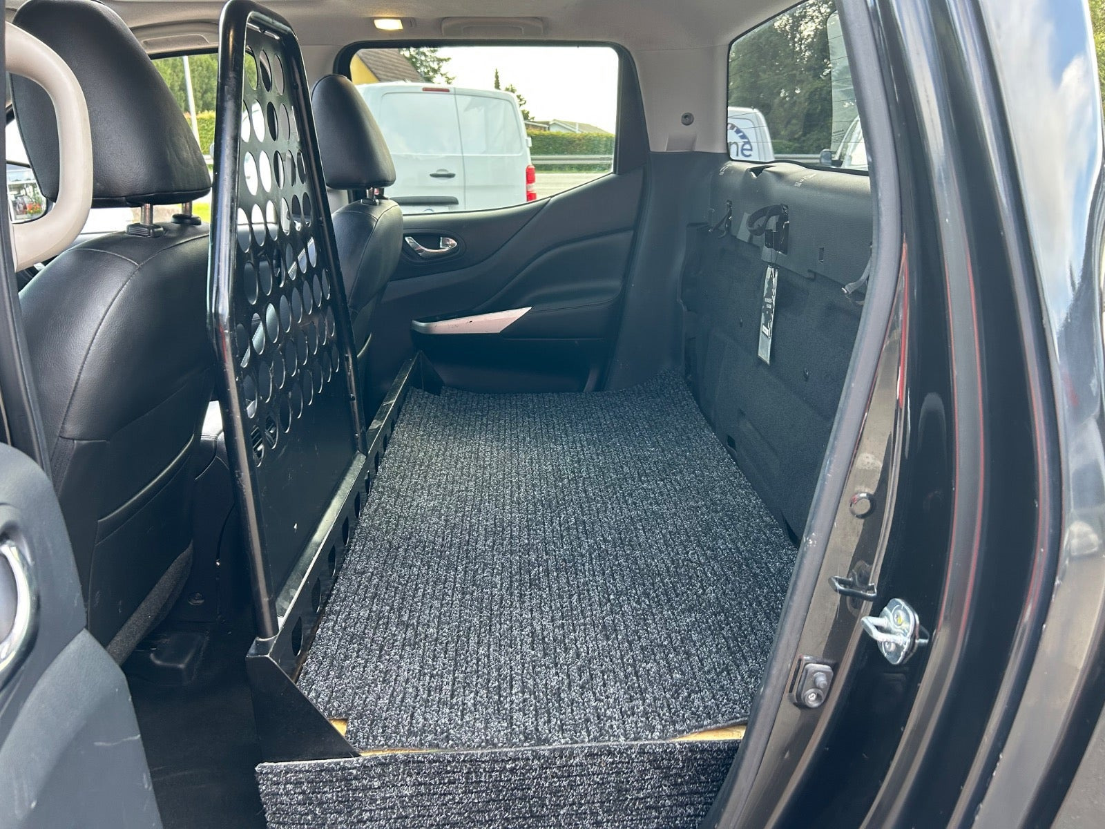 Sort Nissan Navara fra 2016