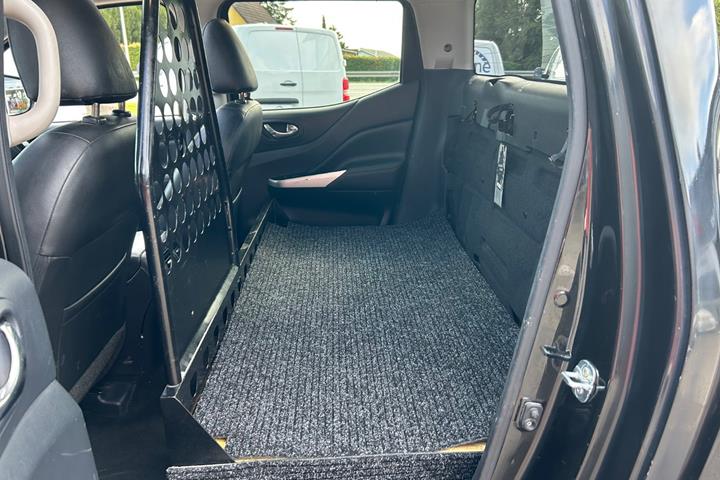 Sort Nissan Navara fra 2016