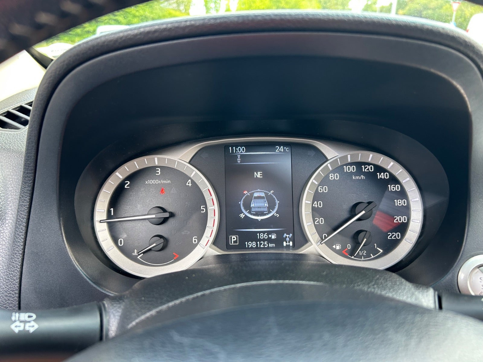 Sort Nissan Navara fra 2016