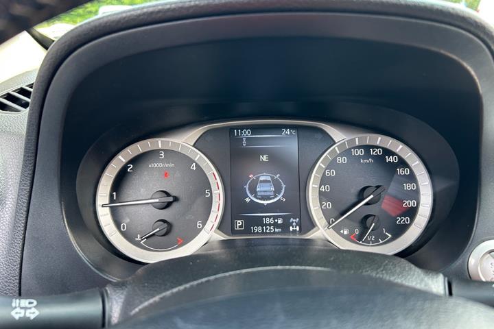 Sort Nissan Navara fra 2016