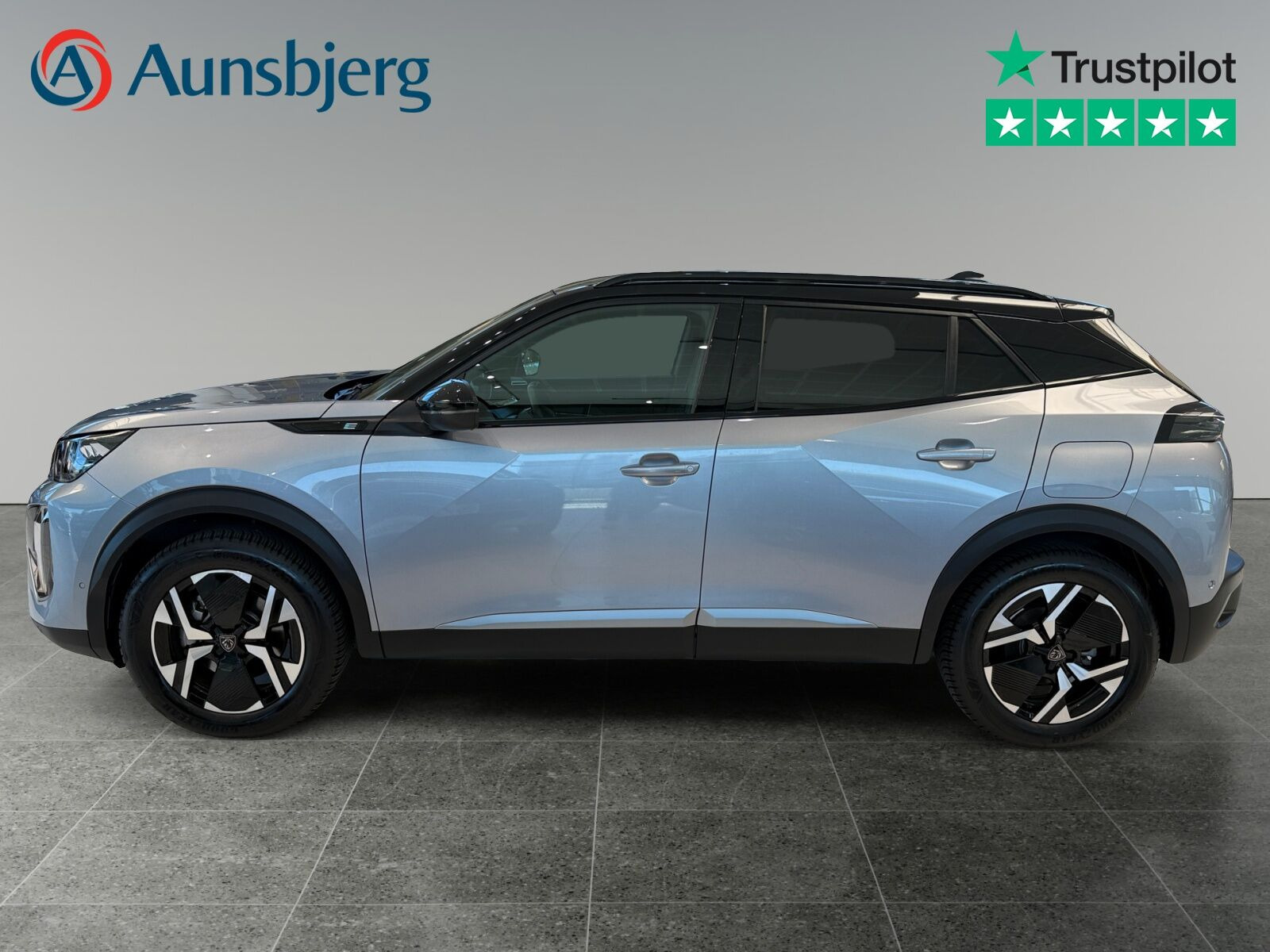 Grå Peugeot e-2008 fra 2025