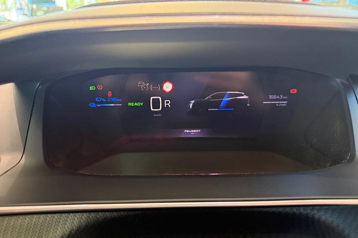 Grå Peugeot e-2008 fra 2025
