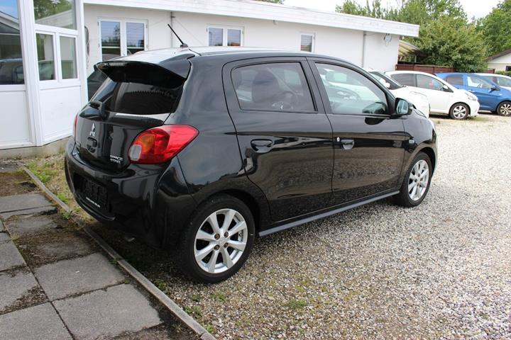 Sort Mitsubishi Space Star fra 2016