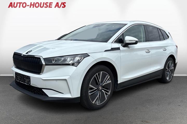Hvid Skoda Enyaq fra 2023 set udefra