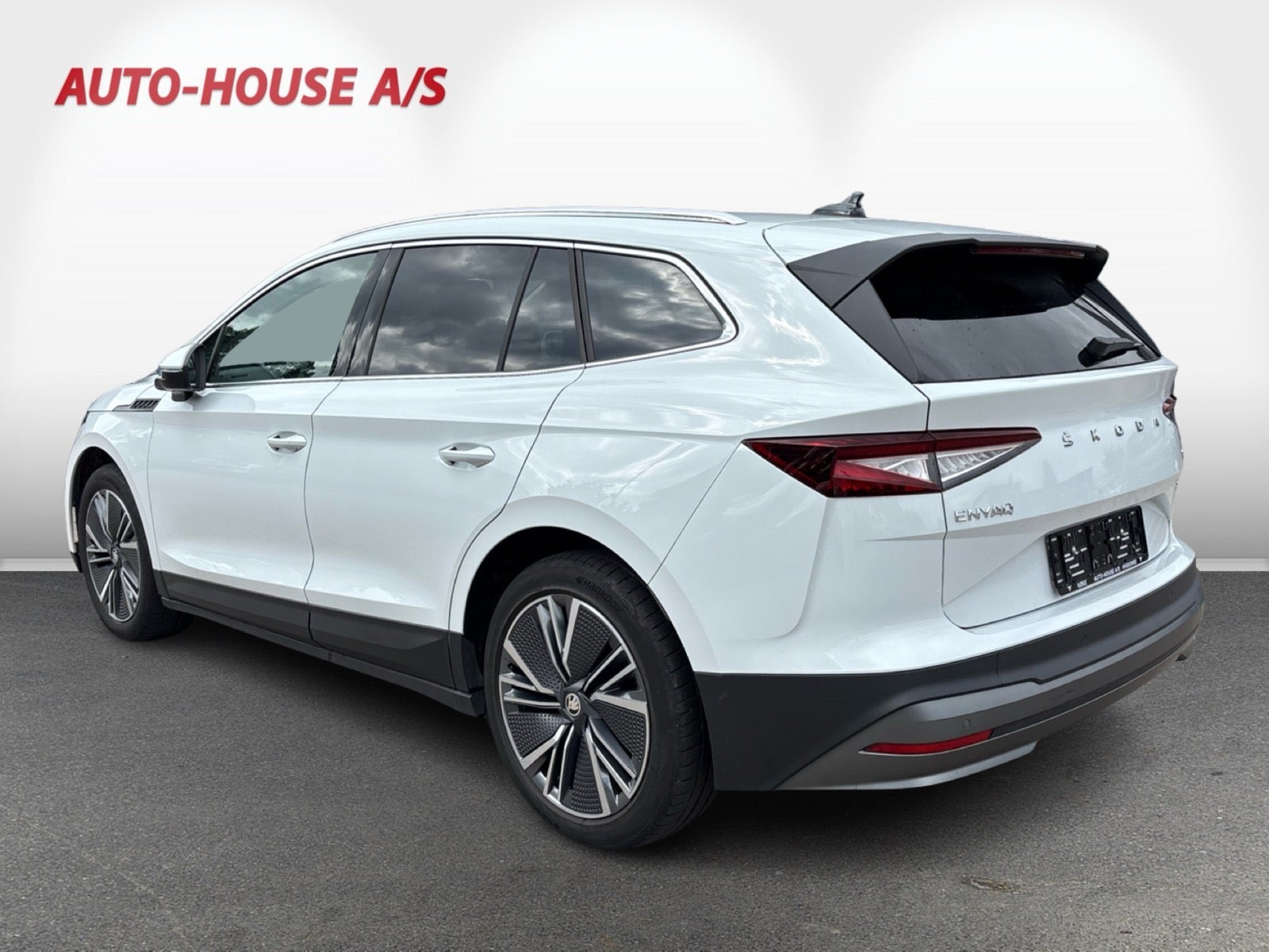 Hvid Skoda Enyaq fra 2023