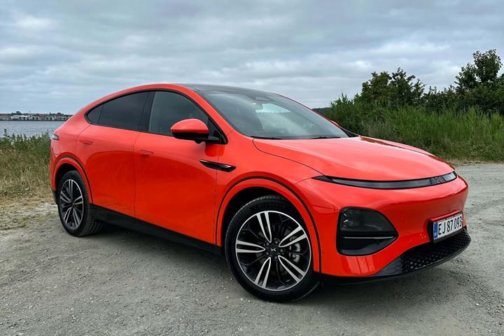 Orange Xpeng G6 fra 2025