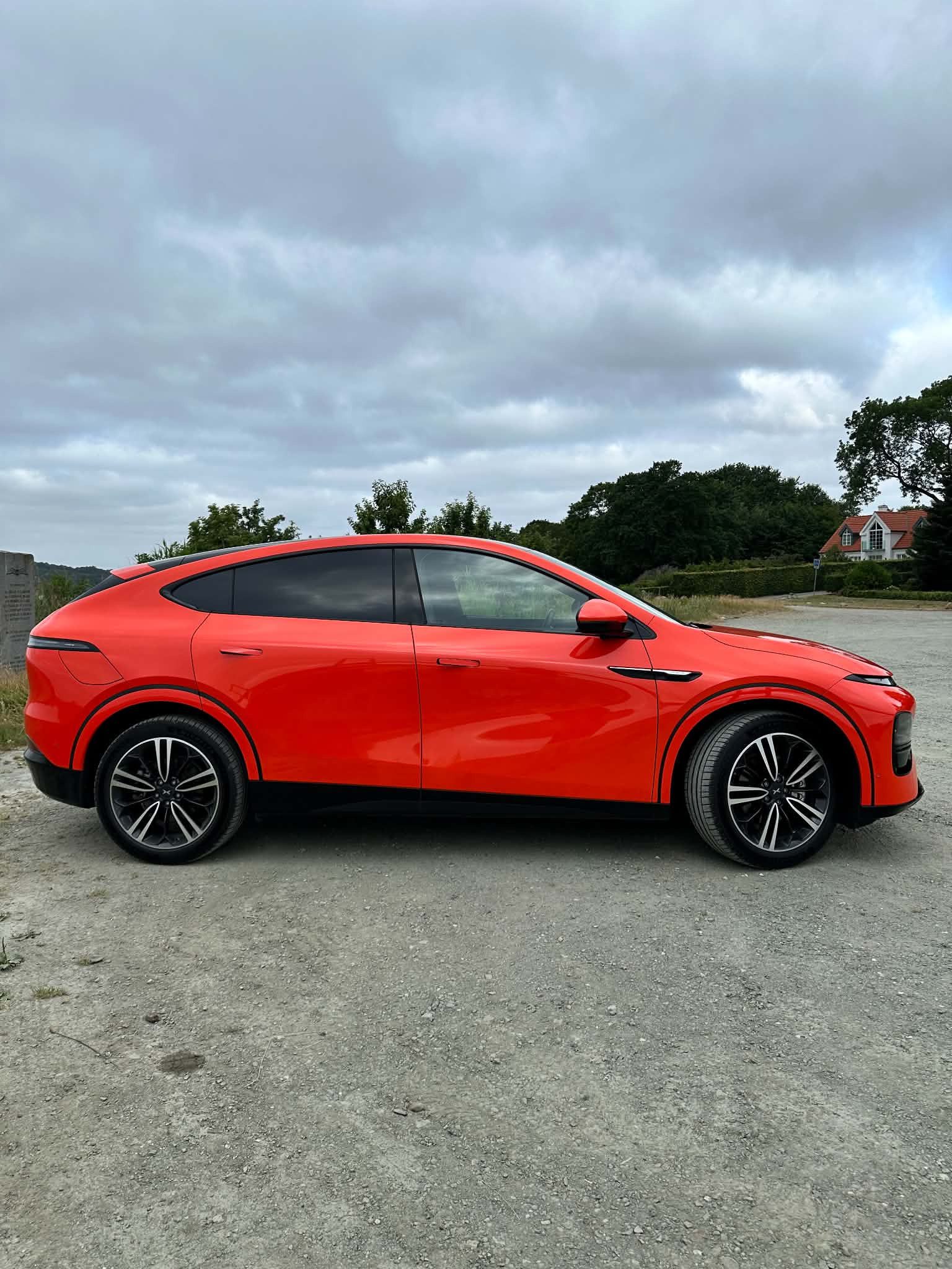 Orange Xpeng G6 fra 2025