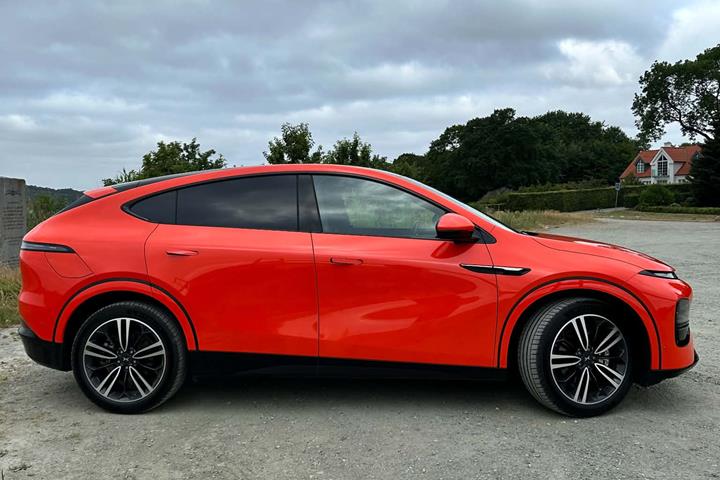 Orange Xpeng G6 fra 2025