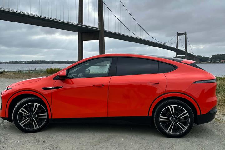 Orange Xpeng G6 fra 2025