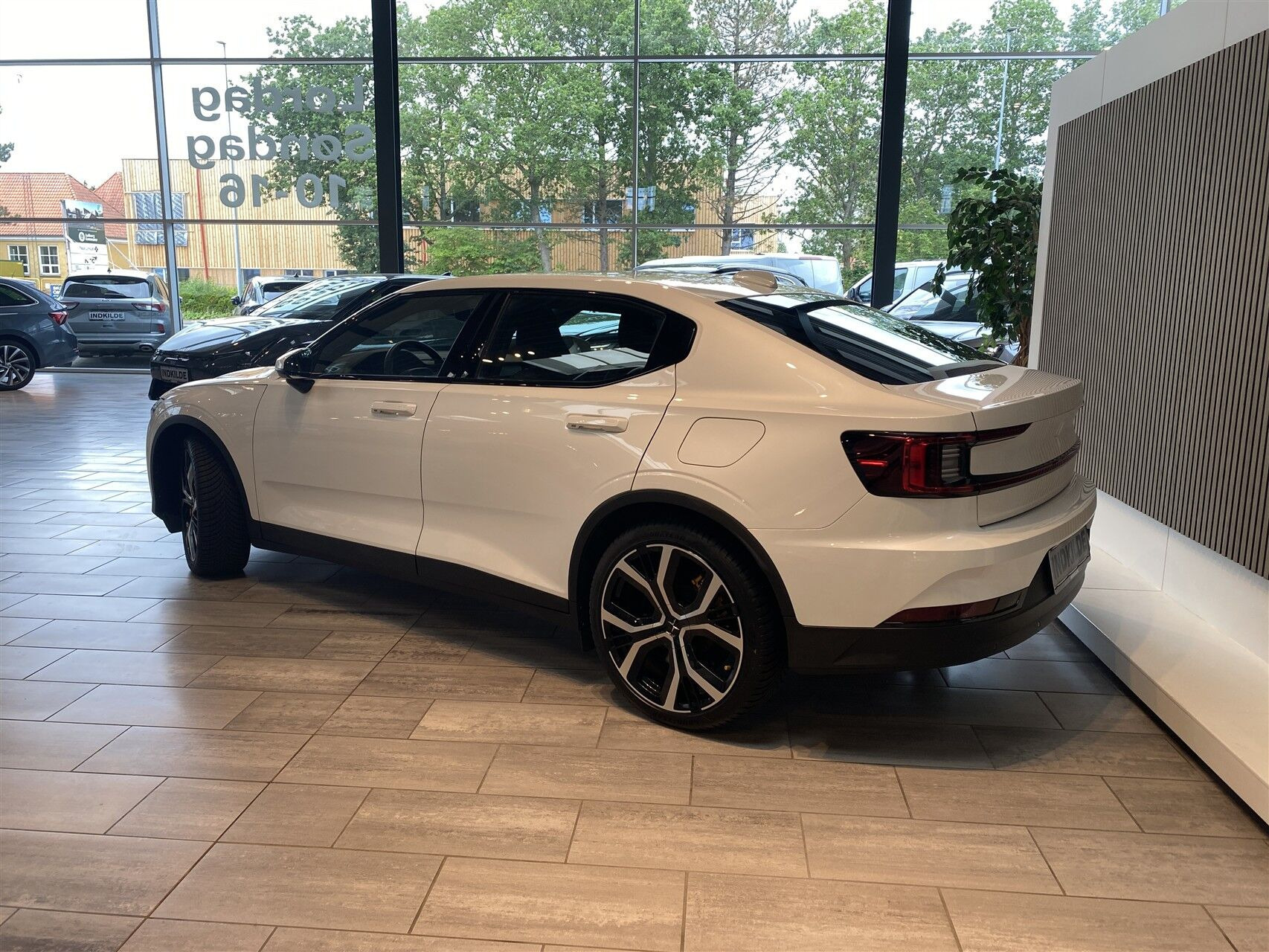 Hvid Polestar 2 fra 2023