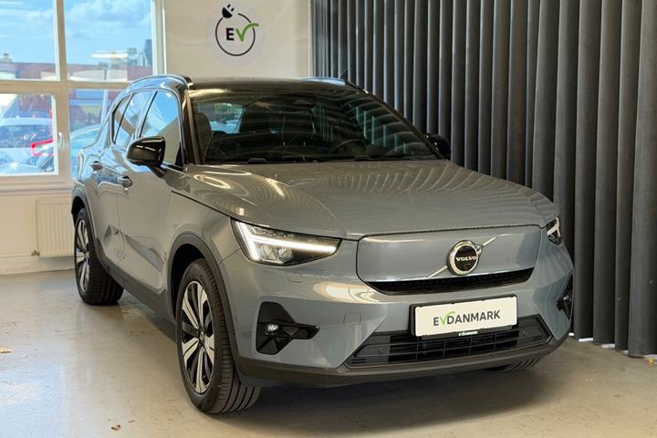 Grå Volvo XC40 fra 2023 set udefra