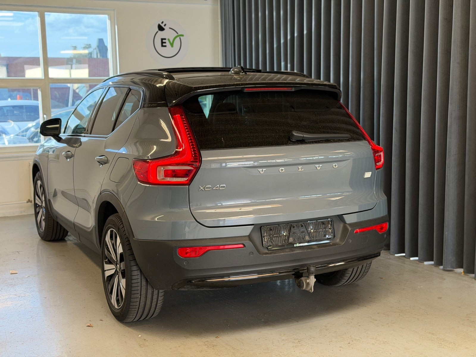 Grå Volvo XC40 fra 2023