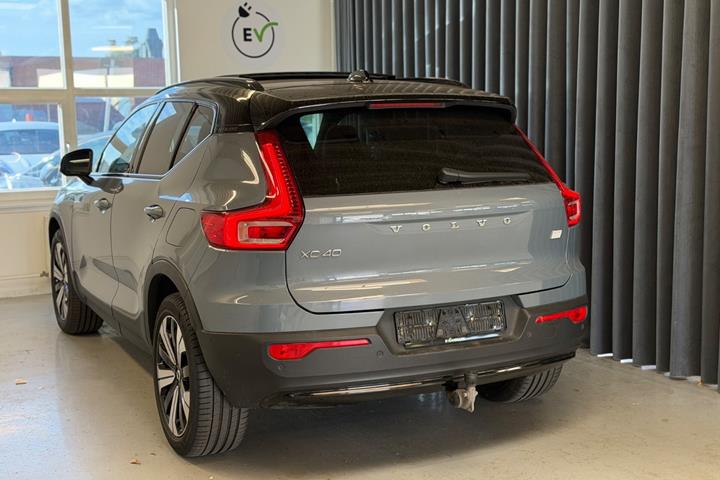 Grå Volvo XC40 fra 2023