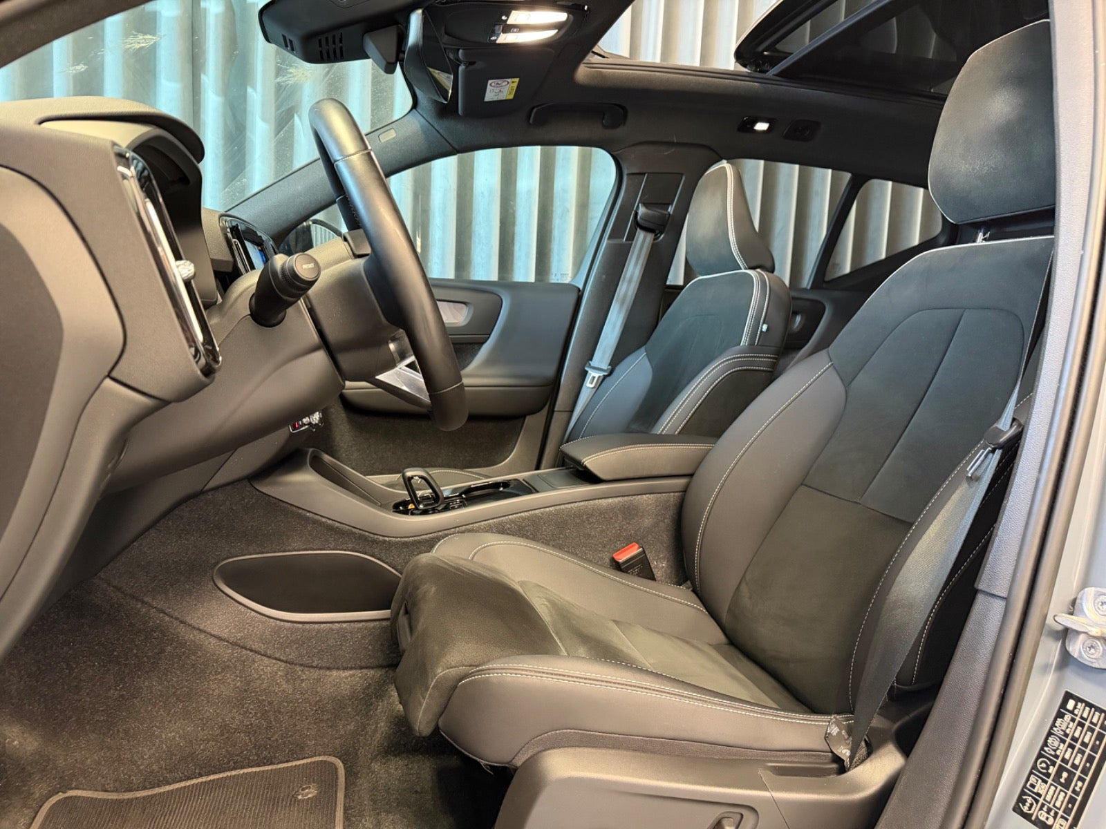 Grå Volvo XC40 fra 2023