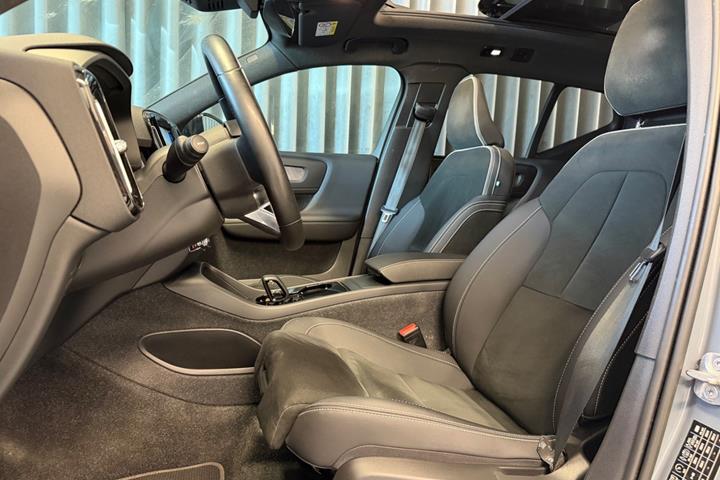 Grå Volvo XC40 fra 2023