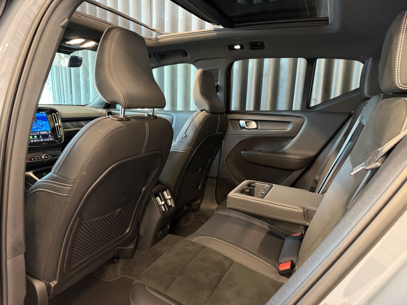 Grå Volvo XC40 fra 2023