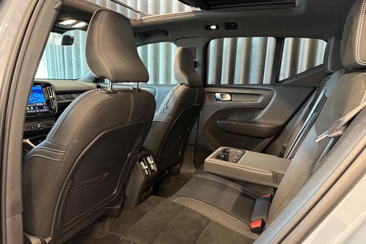 Grå Volvo XC40 fra 2023