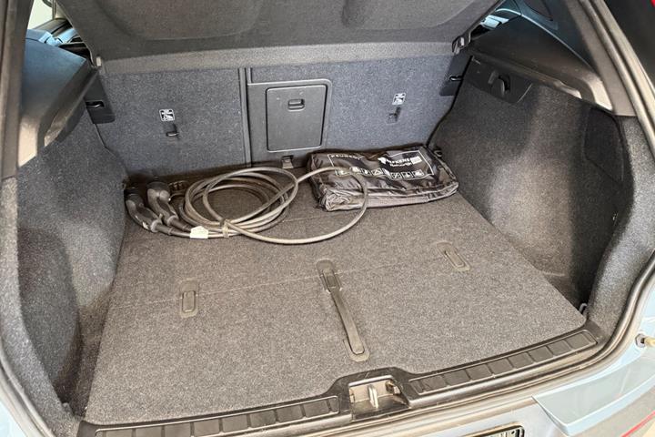 Grå Volvo XC40 fra 2023