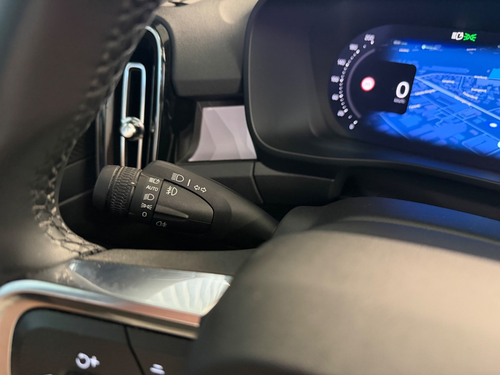 Grå Volvo XC40 fra 2023