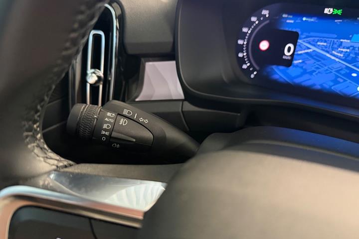 Grå Volvo XC40 fra 2023