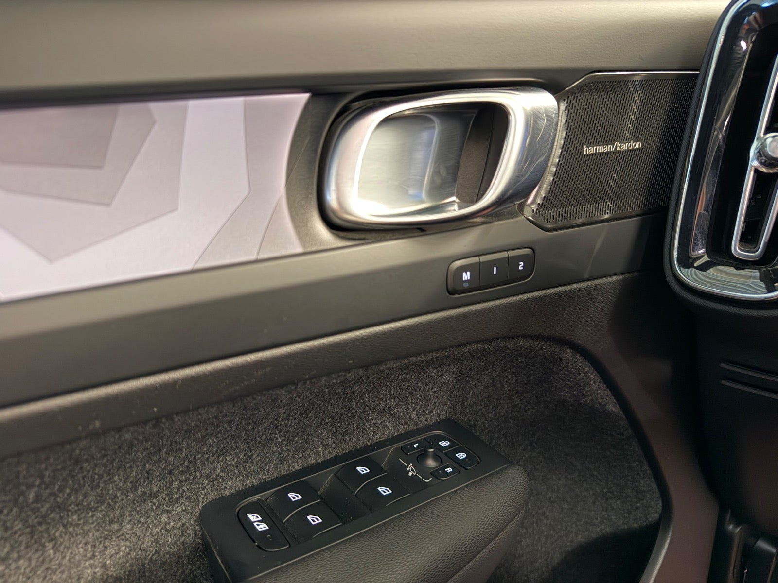 Grå Volvo XC40 fra 2023