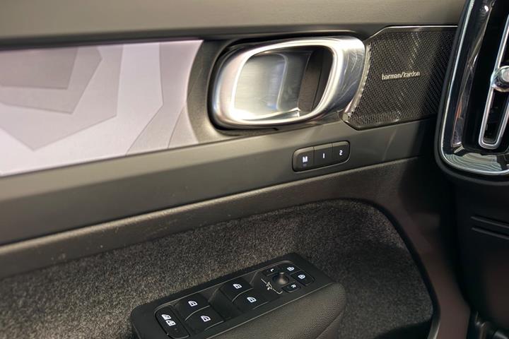 Grå Volvo XC40 fra 2023
