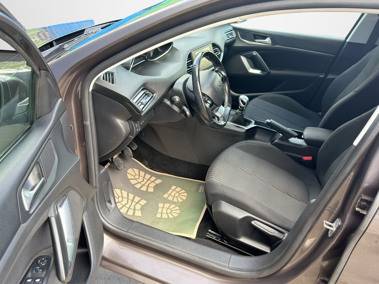 Brun Peugeot 308 fra 2016