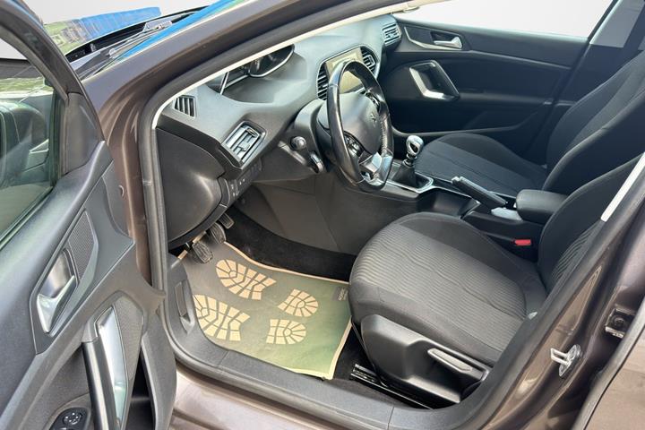 Brun Peugeot 308 fra 2016