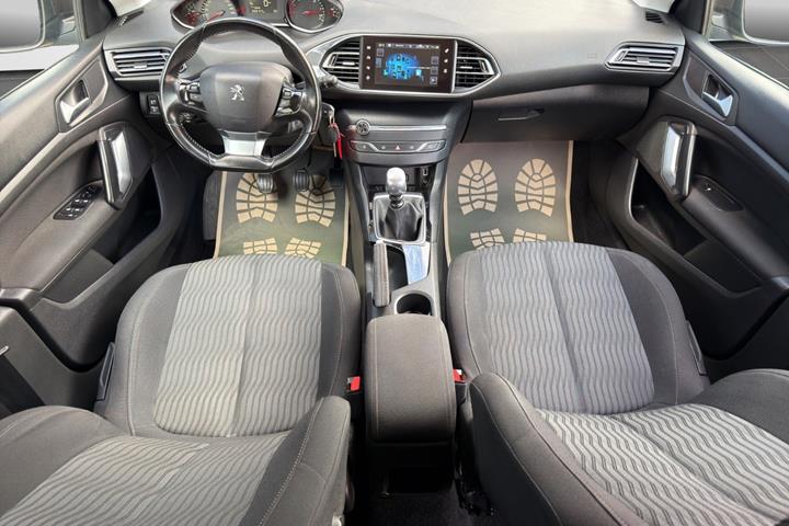 Brun Peugeot 308 fra 2016