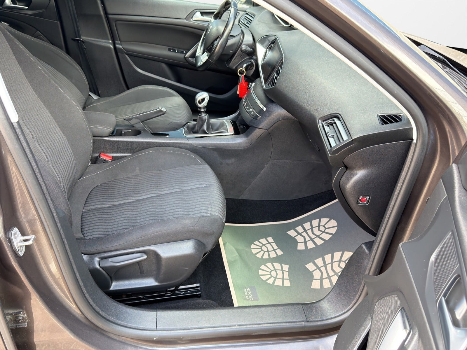 Brun Peugeot 308 fra 2016
