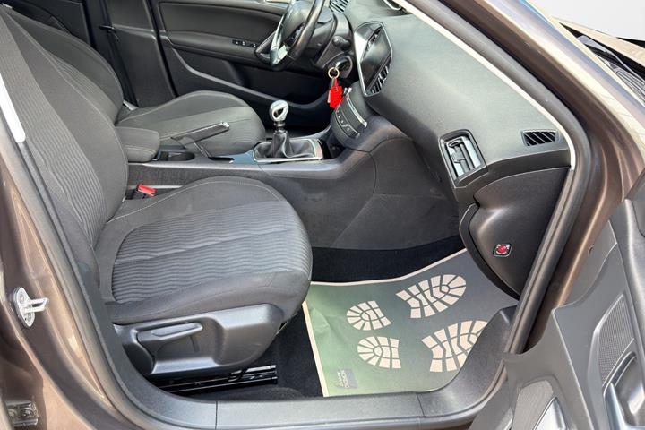 Brun Peugeot 308 fra 2016