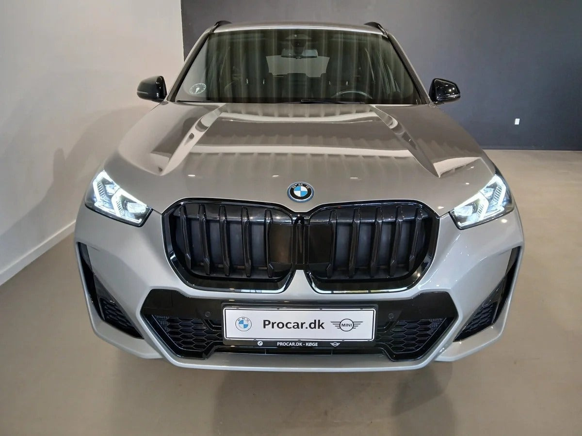 Grå BMW iX1 fra 2025