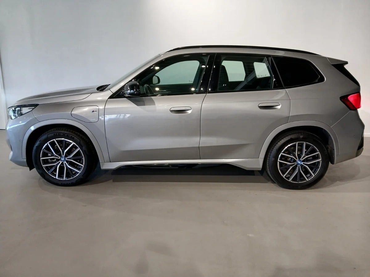 Grå BMW iX1 fra 2025