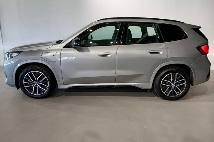 Grå BMW iX1 fra 2025